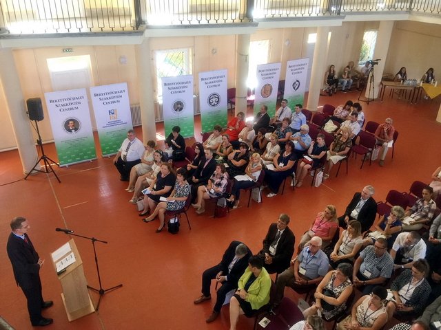 A szakképzési intézményrendszer átfogó fejlesztése 18